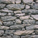 Dinding Batu Alam: Keindahan Alami untuk Hunian Modern